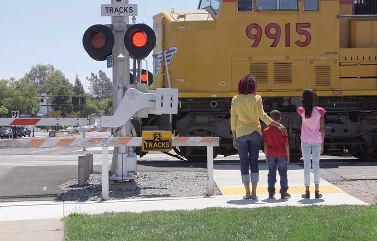 kids-train-crossing