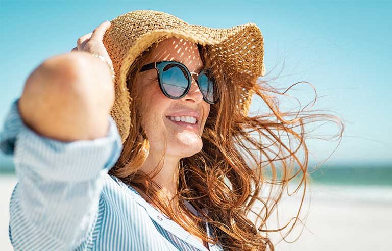 woman-beach-hat