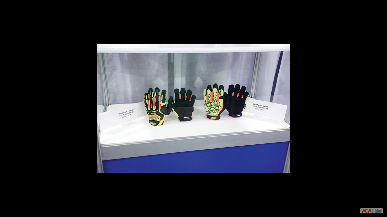 expo-gloves-display