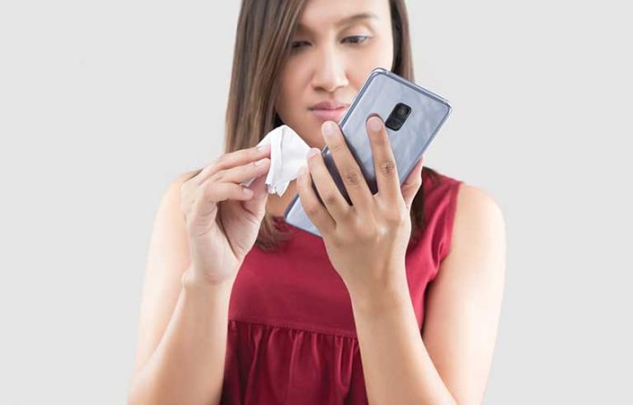 cleaning-cellphone