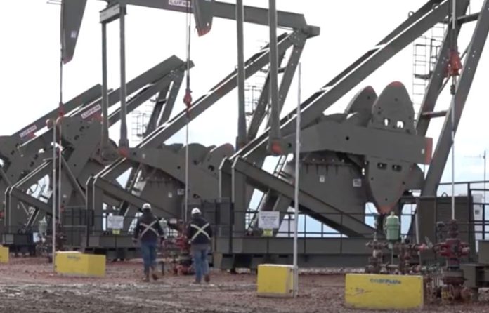 oil gas workers