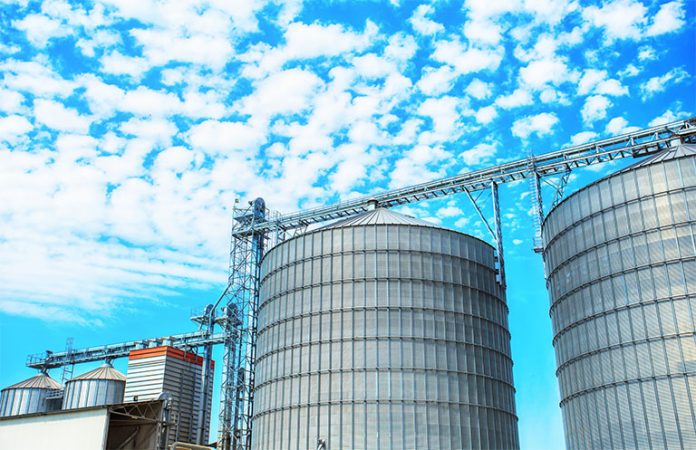 Grain silo with elevator
