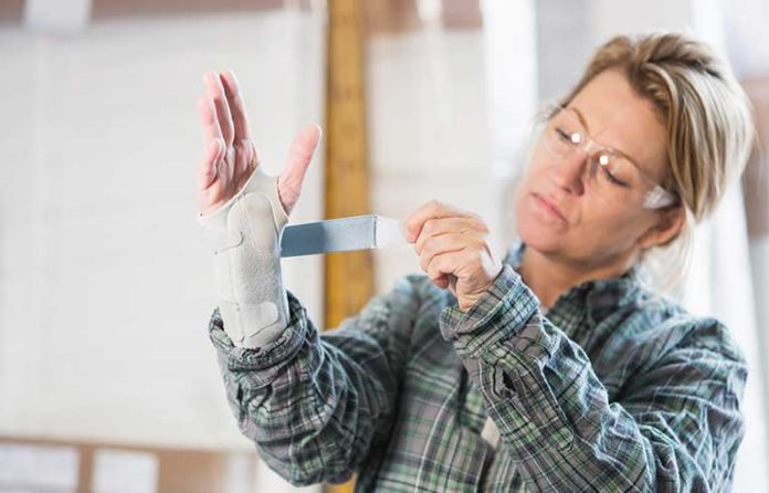 woman-hand-brace
