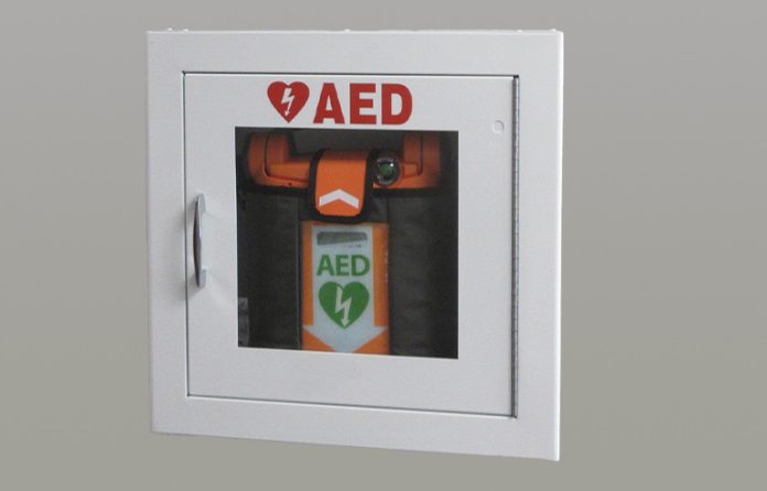 AED_-_Automated_external_defibrillator_in_compartment_with_sign_above.jpg